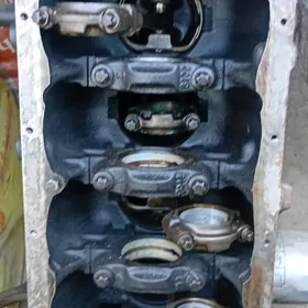 Блок Опель с поршнями.