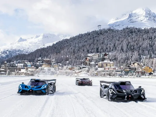 Üç sany Bugatti Bolide doňan kölüň üstünde synagdan geçirildi