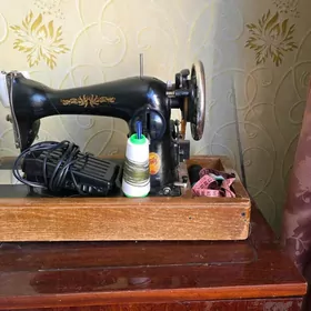 2 швейные машинки, стол