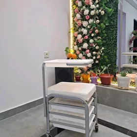 ПОМОЩНИК для мастера маникюра