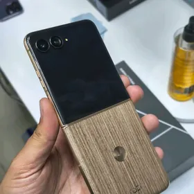 Motorolla razer 60 ultra 12/51