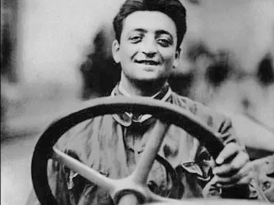 Ferrarini döreden adamyň şahsy kostýumyny auksionda 200 müň dollara satmak isleýärler