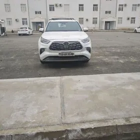 Toyota Highlander 2021