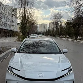 Toyota Camry Hybrid 2025