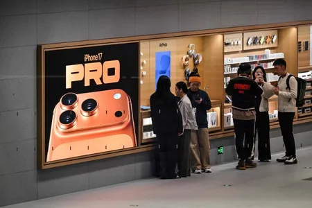 Mämişi — üstünligiň öwüşgini: iPhone-yň Hytaýdaky satuwynyň «uçmagyny» täze reňkden görýärler