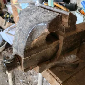 Тиски слесарные