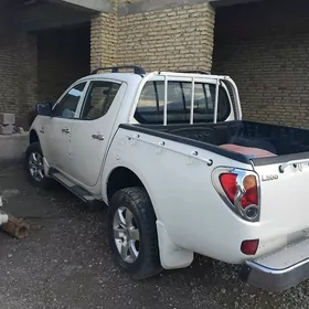 Mitsubishi L200 2012