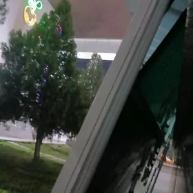 Aýna ramkaly surata düşülýän