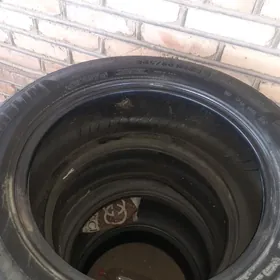 MICHILEN  245/60 R18.