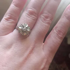 Ýerewan brilliant ýüzük