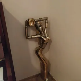 статуя девушки