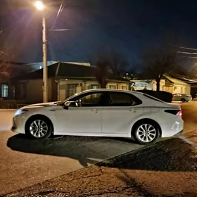 Toyota Camry Hybrid 2021