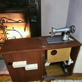 Машинка для шитья Чайка.