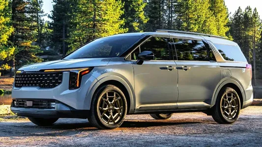 Продажи Kia в США выросли на 13%, спрос смещается к кроссоверам и минивэнам