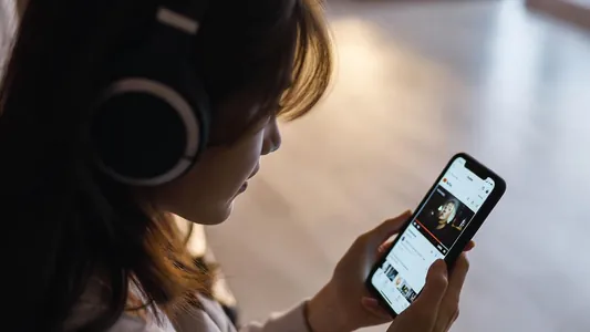 YouTube Music mugt ulanyjylar üçin aýdymyň sözlerine çäklendirme girizýär