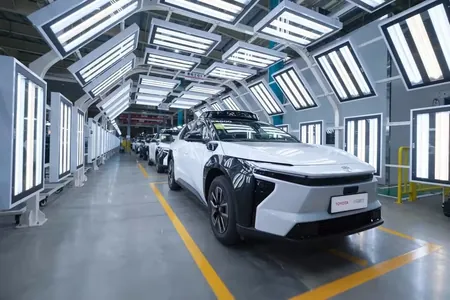 Ilkinji sürüjisiz Toyota Platinum 4X önümçilikden çykdy