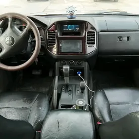 Mitsubishi Montero 2002