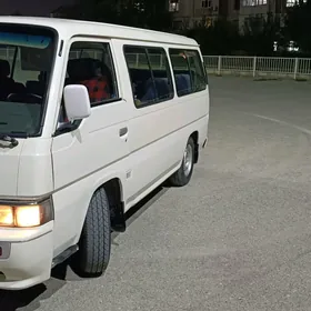 Nissan Urvan 2001