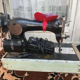 Швейная машинка с оверлогам