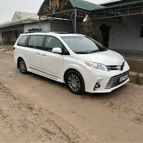 Toyota Sienna 2019