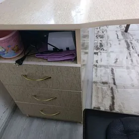 маникюрный стол