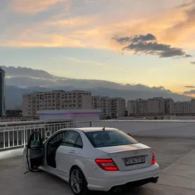 Mercedes-Benz C300 2011