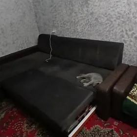 угловой диыан и 2 кресла