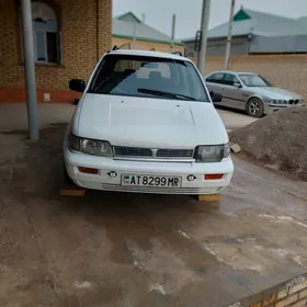 Mitsubishi Chariot 1993