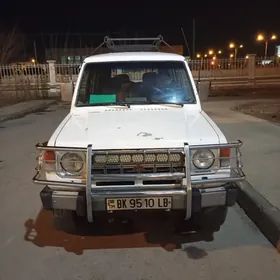 Mitsubishi Pajero 1990