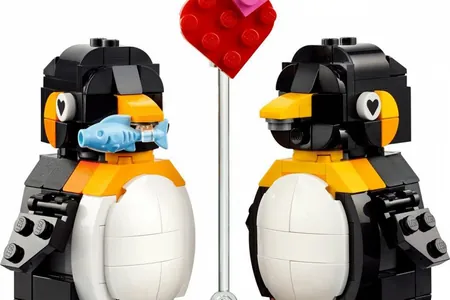 LEGO 80 dollardan köp söwda eden müşderilerine «aşyk» pingwinleri sowgat berýär