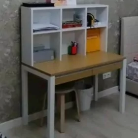 Stol okuwcy/pismennyÿ