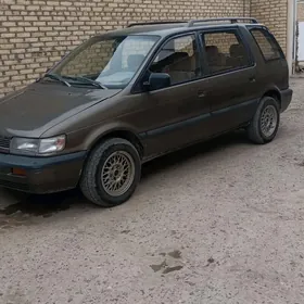 Mitsubishi Chariot 1992