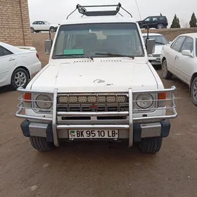 Mitsubishi Pajero 1990