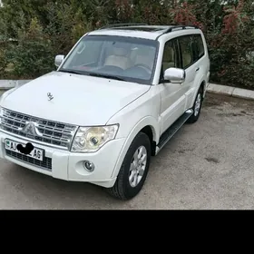 Mitsubishi Pajero 2010