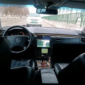 Mercedes-Benz E320 2000