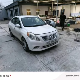 Nissan Versa 2015