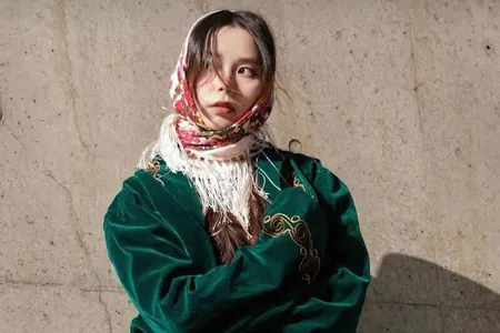 Atasynyň donuny geýip, enesiniň ýaglygyny daňynan gyrgyz modeli moda hepdeliginiň ýyldyzy boldy