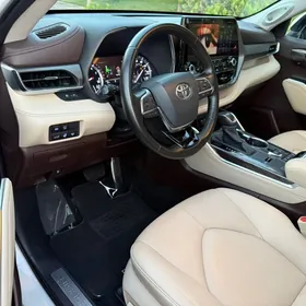 Toyota Highlander 2021