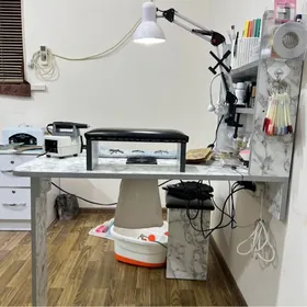 Маникюрный  стол