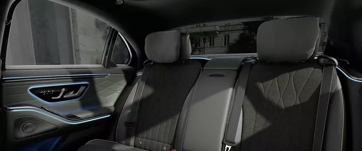 Mercedes S-Class ýarym asyrdan soň ilkinji gezek mata salon aldy — ýöne ol deriden has gymmat