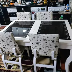 Стол со стульями.