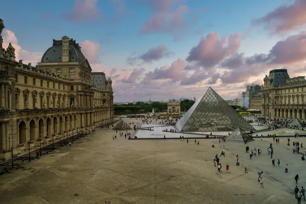 BFMTV: В Лувре произошел потоп, пострадали экспонаты