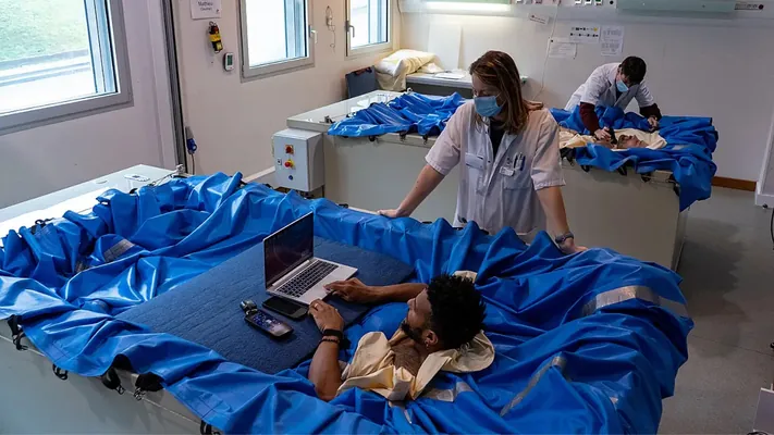 Fransuz alymlary 10 günläp ýatmaga razy bolanlara 5000 ýewro töleýär