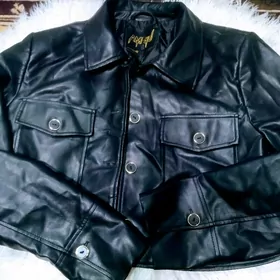 коженка и кепка модное