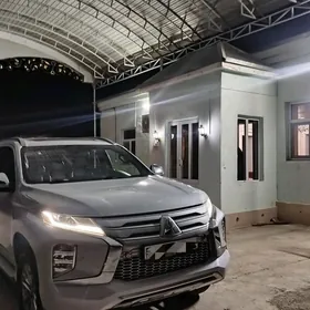 Mitsubishi Pajero 2020