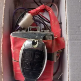 Pult gapyny acyp ýapyan