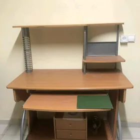 kompýutornyý stol ulanylan