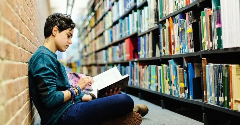 Исследование: Чтение и изучение языков снижают риск деменции почти на 40%