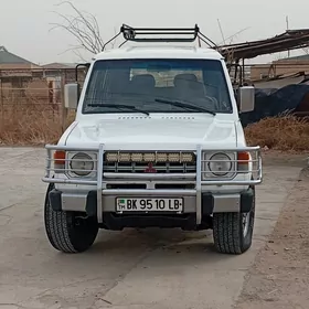 Mitsubishi Pajero 1990