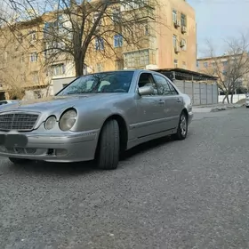 Mercedes-Benz E320 2001